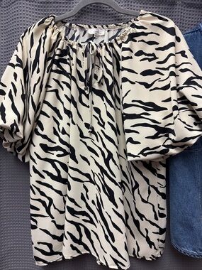 entro Black & Cream Zebra-Print Puff Sleeve Blouse